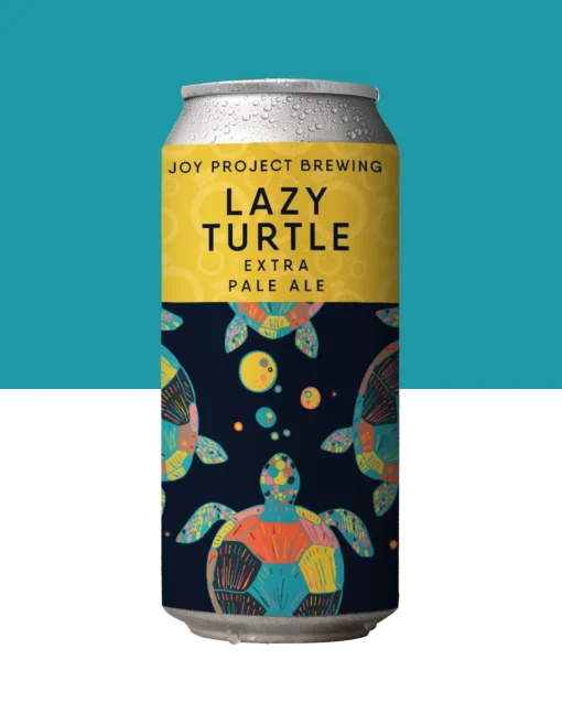 Lazy Turtle é nossa interpretação das apas modernas, as famosas Extra Pale Ales californianas. Escolhida para ser uma das a nossas allday beers, leva maltes-base suficientes para deixá-la com um corpo médio, dourado, e equilibrar com os lúpulos resinosos, florais e cítricos norte-americanos. Cerveja leve, aromática e com uma drinkability invejável. A cerveja perfeita para relaxar e beber o dia todo! Lazy Turtle Joy Project Brewing Pale Ale - XPA (Extra Pale) 5.4% ABV