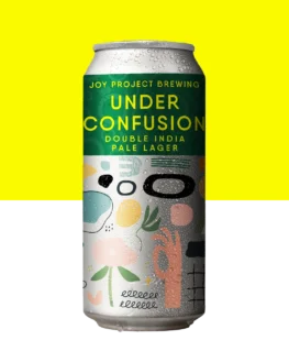 - 🔍 ESPECIFICAÇÃO DA CERVEJA: - 🏆 Vencedora do Untappd Community Awards 2024, 2025 e 2026 - 🥇 TOP 1 Global no estilo IPL (India Pale Lager) - 🍺 ESTILO: Double India Pale Lager - 🔬 ABV: 8,4% - 🍃 AMARGOR: 80 IBU - 🌿 LÚPULOS: Citra, Mosaic, Cascade - 🎨 PERFIL: Cítrico, tropical, floral, resinoso 🤯 UNDER CONFUSION rompe a lógica tradicional de uma lager ao levar o estilo para o território da intensidade lupulada. A base limpa, fermentada como lager, sustenta um ataque expressivo de lúpulos que entrega camadas cítricas, tropicais e resinosas, com presença firme e definida. A aveia entra ajustando textura e equilíbrio, mantendo o conjunto coeso mesmo com alta carga aromática e amargor elevado. Fresca e agressiva ao mesmo tempo, é uma leitura direta de potência com controle.
