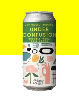 - 🔍 ESPECIFICAÇÃO DA CERVEJA: - 🏆 Vencedora do Untappd Community Awards 2024 e 2025! - 🥇 TOP 1 Global no estilo IPL (India Pale Lager) - 🍺 ESTILO: Double India Pale Lager - 🔬 ABV: 8,4% - 🍃 AMARGOR: 80 IBU - 🌿 LÚPULOS: Citra, Mosaic, Cascade - 🎨 PERFIL: Cítrico, tropical, floral, resinoso 🤯 Under Confusion desconstrói o conceito clássico de lager ao cruzá-lo com a intensidade lupulada de uma Double IPA. Com uma pitada de aveia na base e fermentação lager, equilibra frescor e potência — mantendo o amargor redondo e o corpo limpo. O resultado é uma deliciosa confusão de sensações: tropical, resinosa, e inconfundivelmente ousada. 🤯