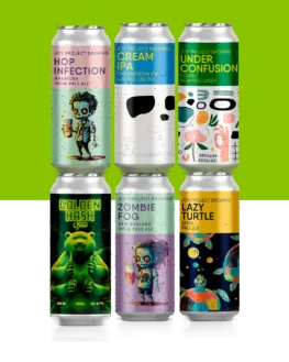 6-pack Hop On Board com 2 latas da Lazy Turtle XPA, 2 latas Cream AIPA e 2 latas da Under Confusion DIPL. Lazy Turtle Joy Project Brewing Pale Ale – XPA (Extra Pale) 5.4% ABV Lazy Turtle é nossa interpretação das apas modernas, as famosas Extra Pale Ales californianas, escolhida para ser uma das a nossas allday beers, leva maltes-base suficientes para deixa-la com um corpo médio, dourada, e equilibrar com os lúpulos resinosos, florais e cítricos nortes americanos. Cerveja leve, aromática e com uma drinkability invejável. A cerveja perfeita para relaxar e beber o dia todo. Cream IPA ² Joy Project Brewing IPA - American 6.2% ABV Joy Cream IPA 2.0 é um verdadeiro Smoothie de Frutas Cítricas. Uma Oat Cream IPA incrivelmente cremosa, com maciez proporcionada pela adição massiva de aveia. Amarillo e Mosaic criam um perfil de frutas amarelas maduras, que vão te proporcionar uma nova experiência para um estilo mundialmente consagrado. Under Confusion Joy Project Brewing Lager – IPL (India Pale Lager) 8.4% ABV Desconstruímos alguns conceitos e trouxemos nossa Double India Pale Lager! Com uma pitada de aveia em sua base, lúpulos que trazem frescor, mantendo o amargor redondo e fermento lager, imergimos em uma deliciosa confusão de sabores!