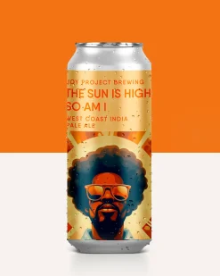 THE SUN IS HIGH SO AM I é uma West Coast American IPA que vai te encantar com sua variedade de aromas e sabores. Ela é elaborada com lúpulos Mosaic, Centennial e Strata, que conferem notas de pinho, frutas maduras e cítricas que evocam a luz e a vitalidade. Seu amargor é forte e seu corpo é suave. Uma cerveja para quem procura aventura e diversão. Mas não se esqueça: ela pode te deixar tão “high” quanto o sol! The Sun Is High So Am I Joy Project Brewing IPA - American 6.6% ABV 60 IBU
