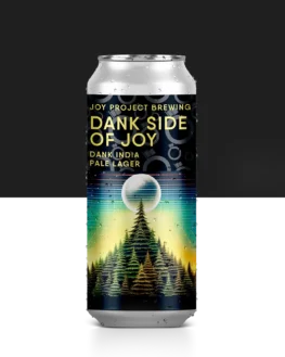 Dank Side of Joy: uma Collab cósmica entre Joy e nossa versão digital no metaverso. Com auxílio da Inteligência Artificial, moldamos uma Dank IPL que transcende as fronteiras do sabor cervejeiro. Os lúpulos Meridian e Idaho 7 lançam você numa órbita de pinho, iluminada por estrelas cintilantes de notas cítricas e florais. Equilibrando leveza e amargor, essa cerveja possui uma drinkability que parece ter sido teletransportada diretamente do futuro. Ajuste seus óculos VR, dê um gole e permita que a Dank Side of Joy o transporte para além do dank conhecido. Bem-vindo à nova dimensão da cerveja. Dank Side of Joy Joy Project Brewing Lager - IPL (India Pale Lager) 5.7% ABV 42 IBU