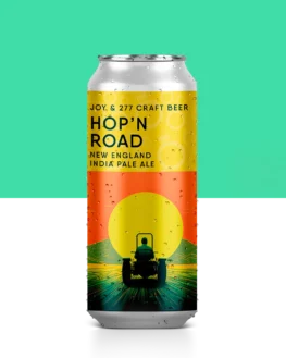 Hop 'n Road é uma colaboração entre Joy Project e 277 Craft Beer, união que resultou em uma exclusiva e surpreendente New England IPA. Essa singularidade é por conta dos lúpulos Strata, Talus e também por ter sido infusionada em carvalho francês e amburana. O resultado foi uma cerveja com aromas intensos de citros, floral e nuances de coco que se complementam pelo sutil e equilibrado perfil amadeirado. Cada gole proporciona uma experiência sensorial única, no sabor as complexas camadas seguem por notas de frutas tropicais, especialmente maracujá, resina do Strata e uma sinergia perfeita entre o carvalho e a amburana. Uma verdadeira estrada cítrica partindo de Curitiba que desembarca na sofisticação amadeirada de Foz do Iguaçu - uma collab épica! Hop ´N Road Joy Project Brewing Collaboration with 277 Craft Beer IPA - New England / Hazy 7.5% ABV N/A IBU