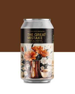The Great Mistake 2023 é uma Imperial Porter que combina malte torrado, malte caramelo, café Mezzanotte do Moka Clube, baunilha e cacau. Com notas distintas de chocolate ao leite, creme, caramelo, melaço, amêndoas e frutas secas, essa cerveja proporciona uma experiência sensorial única, evocando a sensação prazerosa de saborear um Frapê de capuccino. Sua textura luxuosa e encorpada torna cada gole uma experiência intensa e envolvente, revelando uma complexidade de sabores cativante. Esta versão representa uma evolução refinada da cerveja lançada em 2019, com uma amplificação ainda maior de riqueza e complexidade em seus sabores. The Great Mistake - 2023 Joy Project Brewing Porter - Imperial / Double 12% ABV 50 IBU