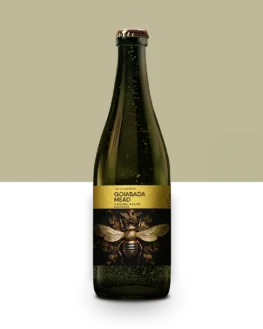 O Goiabada Mead - Bochet representa uma harmoniosa fusão de técnicas e tradições entre Joy e Kheiron. Realçado pela técnica ancestral da caramelização, este hidromel confere uma marcante e distintiva cor avermelhada. A caramelização não apenas dá cor, mas também amplifica a complexidade do sabor, estabelecendo uma conexão profunda entre a riqueza do mel caramelizado e as notas densas e adocicadas da goiabada cascão. Após ser aclamado e reconhecido em sua excelência no Festival ISO de 2023, este precioso exemplar encontrou seu caminho até as garrafas, pronto para ser redescoberto e apreciado por entusiastas e amantes de bebidas finas. Goiabada Mead Joy Project Brewing Collaboration with Kheiron Hidromel Mead - Bochet 15% ABV