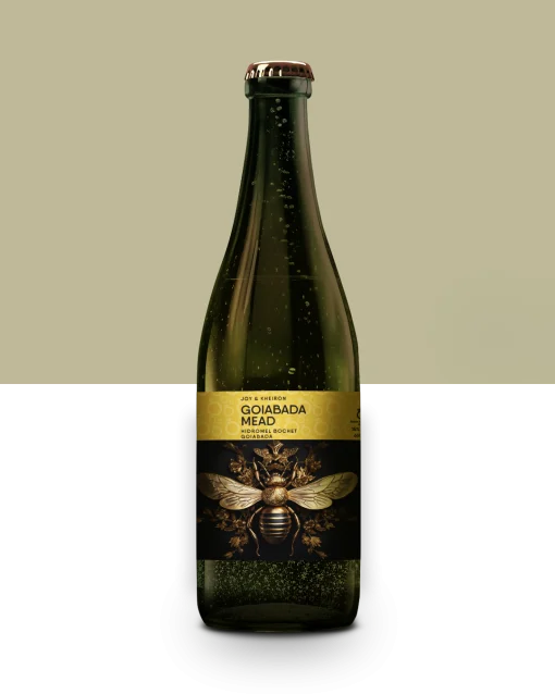 O Goiabada Mead - Bochet representa uma harmoniosa fusão de técnicas e tradições entre Joy e Kheiron. Realçado pela técnica ancestral da caramelização, este hidromel confere uma marcante e distintiva cor avermelhada. A caramelização não apenas dá cor, mas também amplifica a complexidade do sabor, estabelecendo uma conexão profunda entre a riqueza do mel caramelizado e as notas densas e adocicadas da goiabada cascão. Após ser aclamado e reconhecido em sua excelência no Festival ISO de 2023, este precioso exemplar encontrou seu caminho até as garrafas, pronto para ser redescoberto e apreciado por entusiastas e amantes de bebidas finas. Goiabada Mead Joy Project Brewing Collaboration with Kheiron Hidromel Mead - Bochet 15% ABV
