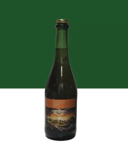 🔍 ESPECIFICAÇÃO DA CERVEJA: 🍺 ESTILO: Farmhouse Ale – Saison 🧪 TEOR ALCOÓLICO: 7% ABV 🍃 AMARGOR: 40 IBU 📏 VOLUME: 650 ml 🌾 PERFIL: Rústica, frutada, condimentada, camadas de cereais, picância leve e frescor de campo Morning Farm, reverência ao legado belga, refermentou por 22 luas em garrafas, moldada pela arte rústica e pelo zelo de mãos que compreendem a terra. Um blend de leveduras aprimorou sua complexidade, enquanto o equilíbrio entre trigos, trigo cru, aveia e centeio tece uma tapeçaria de sabores rurais. Cada gole é uma estrofe sensorial: aromas e notas que evocam campos, ervas e vento fresco. A picância do centeio e a carícia da aveia entrelaçam-se em um abraço harmonioso, lembrando a delicadeza e a robustez do trabalho agrícola. Uma ode às tradições belgas, Morning Farm resplandece e transcende fronteiras, expressando-se plenamente no estilo farmhouse ale.
