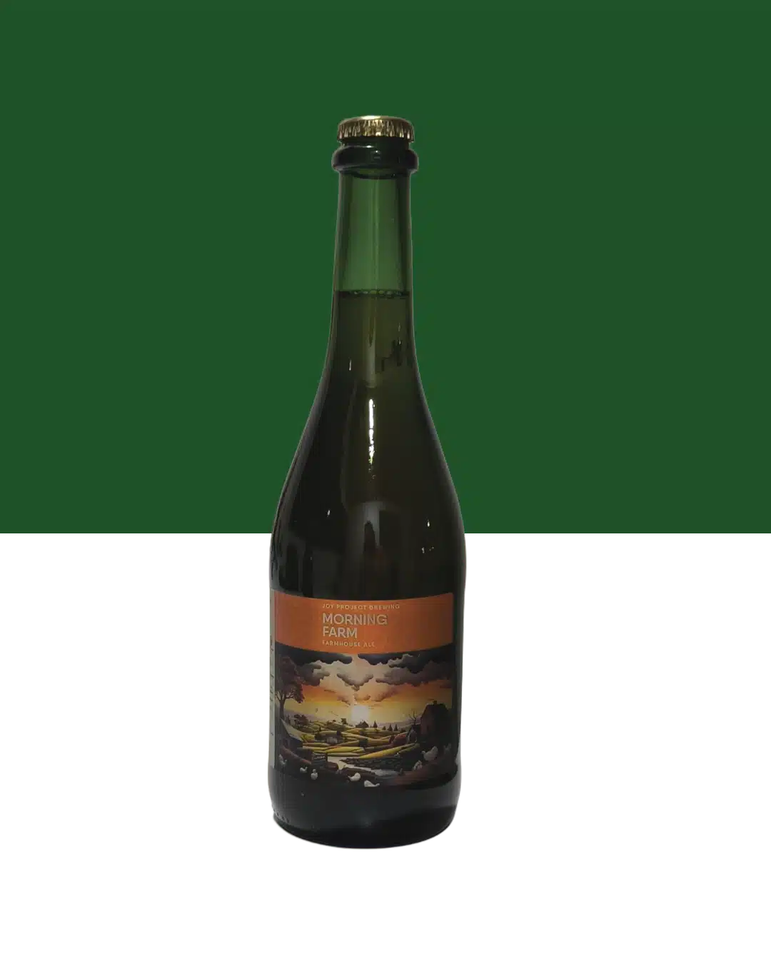 🔍 ESPECIFICAÇÃO DA CERVEJA: 🍺 ESTILO: Farmhouse Ale – Saison 🧪 TEOR ALCOÓLICO: 7% ABV 🍃 AMARGOR: 40 IBU 📏 VOLUME: 650 ml 🌾 PERFIL: Rústica, frutada, condimentada, camadas de cereais, picância leve e frescor de campo Morning Farm, reverência ao legado belga, refermentou por 22 luas em garrafas, moldada pela arte rústica e pelo zelo de mãos que compreendem a terra. Um blend de leveduras aprimorou sua complexidade, enquanto o equilíbrio entre trigos, trigo cru, aveia e centeio tece uma tapeçaria de sabores rurais. Cada gole é uma estrofe sensorial: aromas e notas que evocam campos, ervas e vento fresco. A picância do centeio e a carícia da aveia entrelaçam-se em um abraço harmonioso, lembrando a delicadeza e a robustez do trabalho agrícola. Uma ode às tradições belgas, Morning Farm resplandece e transcende fronteiras, expressando-se plenamente no estilo farmhouse ale.