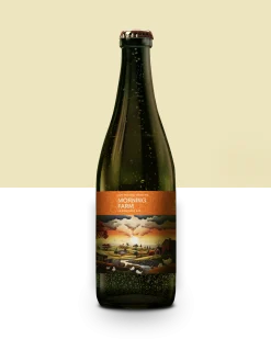 Morning Farm Joy Project Brewing Farmhouse Ale - Saison 7% ABV 40 IBU Morning Farm, reverência ao legado belga, refermentou por 22 luas em garrafas, moldada pela arte rústica e o zelo de mãos que compreendem a terra. Um blend de leveduras aprimorou sua complexidade, o equilíbrio entre trigos, trigo crú, aveia e centeio é uma mistura de sabores rurais. Cada gole é uma estrofe sensorial, revelando aromas e sabores dos campos e das ervas. A picância do centeio e a carícia da aveia entrelaçam-se em um abraço harmonioso, lembrando a delicadeza e a robustez do trabalho nos campos. Uma ode às tradições belgas, a Morning Farm resplandeceu, transcendeu fronteiras, expressando-se no estilo farmhouse ale