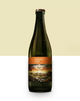 Morning Farm Joy Project Brewing Farmhouse Ale - Saison 7% ABV 40 IBU Morning Farm, reverência ao legado belga, refermentou por 22 luas em garrafas, moldada pela arte rústica e o zelo de mãos que compreendem a terra. Um blend de leveduras aprimorou sua complexidade, o equilíbrio entre trigos, trigo crú, aveia e centeio é uma mistura de sabores rurais. Cada gole é uma estrofe sensorial, revelando aromas e sabores dos campos e das ervas. A picância do centeio e a carícia da aveia entrelaçam-se em um abraço harmonioso, lembrando a delicadeza e a robustez do trabalho nos campos. Uma ode às tradições belgas, a Morning Farm resplandeceu, transcendeu fronteiras, expressando-se no estilo farmhouse ale