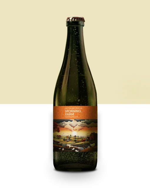Morning Farm Joy Project Brewing Farmhouse Ale - Saison 7% ABV 40 IBU Morning Farm, reverência ao legado belga, refermentou por 22 luas em garrafas, moldada pela arte rústica e o zelo de mãos que compreendem a terra. Um blend de leveduras aprimorou sua complexidade, o equilíbrio entre trigos, trigo crú, aveia e centeio é uma mistura de sabores rurais. Cada gole é uma estrofe sensorial, revelando aromas e sabores dos campos e das ervas. A picância do centeio e a carícia da aveia entrelaçam-se em um abraço harmonioso, lembrando a delicadeza e a robustez do trabalho nos campos. Uma ode às tradições belgas, a Morning Farm resplandeceu, transcendeu fronteiras, expressando-se no estilo farmhouse ale