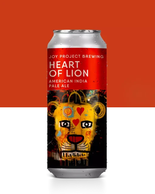 Heart of Lion - IPA - American A "Heart of Lion" da Joy Project Brewing é uma celebração da tradição da American IPA, caracterizada por um amargor presente e pronunciado. A combinação única de lúpulos cria uma experiência sensorial notável que transporta os degustadores para um cenário de bosque de pinheiros. Os aromas de grapefruit e o toque herbal evocam a sensação de um jardim de ervas frescas. Feche os olhos e permita-se imaginar essa experiência sensorial única. Se você procura sabores únicos e está pronto para uma aventura gustativa, esta cerveja é ideal para os paladares aventureiros. Assim como um leão destemido, mergulhe de cabeça nessa jornada de sabores com a "Heart of Lion," a cerveja que ruge personalidade e autenticidade. Especificações da Cerveja Tipo: IPA - American Teor Alcoólico: 6.4% ABV Amargor: 70 IBU