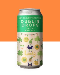 DUBLIN DROPS – IRISH RED ALE - 🔍 ESPECIFICAÇÃO DA CERVEJA: - 🍺 ESTILO: Irish Red Ale - 🧪 TEOR ALCOÓLICO: 4,6% ABV - 🍃 AMARGOR: 25 IBU - 🌟 PERFIL: Biscoito, amendôado, caramelo 🍀 Dublin Drops é uma Irish Red Ale que celebra a chuva característica da capital irlandesa. Com tons que variam entre âmbar e cobre avermelhado, ela traz aromas de caramelo tostado e toffee. Seu sabor suave, com toque de grãos torrados, proporciona uma sensação sutil de secura — como o frescor da chuva que passou.
