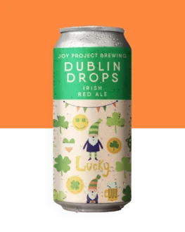DUBLIN DROPS – IRISH RED ALE - 🔍 ESPECIFICAÇÃO DA CERVEJA: - 🍺 ESTILO: Irish Red Ale - 🧪 TEOR ALCOÓLICO: 4,6% ABV - 🍃 AMARGOR: 25 IBU - 🌟 PERFIL: Biscoito, amendôado, caramelo 🍀 Dublin Drops é uma Irish Red Ale que celebra a chuva característica da capital irlandesa. Com tons que variam entre âmbar e cobre avermelhado, ela traz aromas de caramelo tostado e toffee. Seu sabor suave, com toque de grãos torrados, proporciona uma sensação sutil de secura — como o frescor da chuva que passou.