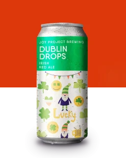 "Lata de Dublin Drops, a autêntica Red Ale Irlandesa produzida pela Joy Project Brewing. A lata apresenta uma bela coloração que varia entre âmbar e cobre avermelhado, com o rótulo destacando o nome da cerveja e elementos visuais que remetem à rica cultura e tradição de Dublin, a vibrante capital irlandesa. Uma verdadeira experiência sensorial que captura a essência da Irlanda em cada gole." Lata de Dublin Drops, a autêntica Red Ale Irlandesa produzida pela Joy Project Brewing. A lata apresenta uma bela coloração que varia entre âmbar e cobre avermelhado, com o rótulo destacando o nome da cerveja e elementos visuais que remetem à rica cultura e tradição de Dublin, a vibrante capital irlandesa. Uma verdadeira experiência sensorial que captura a essência da Irlanda em cada gole.