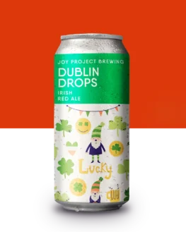 "Lata de Dublin Drops, a autêntica Red Ale Irlandesa produzida pela Joy Project Brewing. A lata apresenta uma bela coloração que varia entre âmbar e cobre avermelhado, com o rótulo destacando o nome da cerveja e elementos visuais que remetem à rica cultura e tradição de Dublin, a vibrante capital irlandesa. Uma verdadeira experiência sensorial que captura a essência da Irlanda em cada gole." Lata de Dublin Drops, a autêntica Red Ale Irlandesa produzida pela Joy Project Brewing. A lata apresenta uma bela coloração que varia entre âmbar e cobre avermelhado, com o rótulo destacando o nome da cerveja e elementos visuais que remetem à rica cultura e tradição de Dublin, a vibrante capital irlandesa. Uma verdadeira experiência sensorial que captura a essência da Irlanda em cada gole.