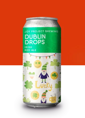 "Lata de Dublin Drops, a autêntica Red Ale Irlandesa produzida pela Joy Project Brewing. A lata apresenta uma bela coloração que varia entre âmbar e cobre avermelhado, com o rótulo destacando o nome da cerveja e elementos visuais que remetem à rica cultura e tradição de Dublin, a vibrante capital irlandesa. Uma verdadeira experiência sensorial que captura a essência da Irlanda em cada gole." Lata de Dublin Drops, a autêntica Red Ale Irlandesa produzida pela Joy Project Brewing. A lata apresenta uma bela coloração que varia entre âmbar e cobre avermelhado, com o rótulo destacando o nome da cerveja e elementos visuais que remetem à rica cultura e tradição de Dublin, a vibrante capital irlandesa. Uma verdadeira experiência sensorial que captura a essência da Irlanda em cada gole.