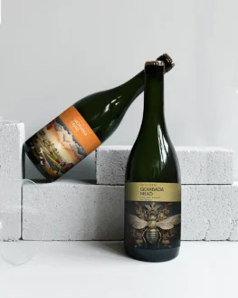 Kit Duo de Fim de Ano  Morning Farm – Farmhouse Ale – Saison: 🌾 Brinde à Virada do Ano com Elegância Celebre a Virada do Ano com a Morning Farm Saison, uma escolha perfeita para brindar. Esta Farmhouse Ale artesanal tem 7% de ABV, combinando tradição belga e sabores rústicos. Ideal para festas de fim de ano e encontros especiais. Goiabada Mead – Hidromel Mead – Bochet:🍯 Sabor Exclusivo para um Natal Memorável Compartilhe a alegria do Natal com o Goiabada Mead, um hidromel Bochet único com 15% de ABV. Perfeito para celebrações natalinas, este hidromel caramelizado une tradição e sabor, realçando qualquer festa de final de ano.