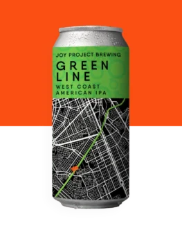 Green Line - IPA - American Green Line, nossa flagship IPA, é uma Béra que carrega em si a essência de Curitiba. Inspirada na Linha Verde, que atravessa 22 bairros da nossa cidade e onde estamos localizados, ela é como um passeio pelos parques e bares da nossa capital ecológica. Os lúpulos Mosaic e El Dorado se unem para entregar o frescor das frutas cítricas, o sabor da pera madura e até um quê de melancia. Cada gole é um rolê aleatório de notas frutadas e tropicais. Sinta a energia curitibana e não fique de Dolangue, piá, isso sim é um tesão de Béra. Especificações da Cerveja: Tipo: IPA - American Teor Alcoólico: 7% ABV Amargor: 60 IBU
