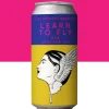 LEARN TO FLY - IPA – NEW ENGLAND / HAZY 🕊️ 𝐋𝐄𝐀𝐑𝐍 𝐓𝐎 𝐅𝐋𝐘 - 🔍 *𝐄𝐒𝐏𝐄𝐂𝐈𝐅𝐈𝐂𝐀𝐂̧𝐀̃𝐎 𝐃𝐀 𝐂𝐄𝐑𝐕𝐄𝐉𝐀:* - 🍺 *𝐄𝐒𝐓𝐈𝐋𝐎:* 𝐈𝐏𝐀 – 𝐍𝐄𝐖 𝐄𝐍𝐆𝐋𝐀𝐍𝐃 / 𝐇𝐀𝐙𝐘 - 🧪 *𝐓𝐄𝐎𝐑 𝐀𝐋𝐂𝐎𝐎𝐋𝐈𝐂𝐎:* 6,6% 𝐀𝐁𝐕 - 🍃 *𝐀𝐌𝐀𝐑𝐆𝐎𝐑:* 38 𝐈𝐁𝐔 - 🌿 *𝐋𝐔́𝐏𝐔𝐋𝐎𝐒:* 𝘎𝘢𝘭𝘢𝘹𝘺, 𝘊𝘪𝘵𝘳𝘢, 𝘔𝘰𝘴𝘢𝘪𝘤, 𝘊𝘢𝘴𝘤𝘢𝘥𝘦, 𝘊𝘰𝘭𝘶𝘮𝘣𝘶𝘴 - 🌾 *𝐏𝐄𝐑𝐅𝐈𝐋:* 𝘈𝘣𝘢𝘤𝘢𝘹𝘪, 𝘔𝘢𝘳𝘢𝘤𝘶𝘫𝘢́, 𝘗𝘦̂𝘴𝘴𝘦𝘨𝘰, 𝘊𝘳𝘦𝘮𝘰𝘴𝘪𝘥𝘢𝘥𝘦 🕊️ Um voo de frutas amarelas maduras – abacaxi, maracujá e pêssego – sobre uma base sedosa e cremosa. A *Learn to Fly* é uma New England IPA de drinkability elevado, que equilibra ligeiro amargor com camadas frutadas intensas, graças a um blend potente de lúpulos. Um clássico moderno da Joy para quem curte levantar voo.