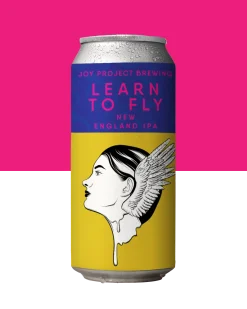 LEARN TO FLY - IPA – NEW ENGLAND / HAZY 🕊️ 𝐋𝐄𝐀𝐑𝐍 𝐓𝐎 𝐅𝐋𝐘 - 🔍 *𝐄𝐒𝐏𝐄𝐂𝐈𝐅𝐈𝐂𝐀𝐂̧𝐀̃𝐎 𝐃𝐀 𝐂𝐄𝐑𝐕𝐄𝐉𝐀:* - 🍺 *𝐄𝐒𝐓𝐈𝐋𝐎:* 𝐈𝐏𝐀 – 𝐍𝐄𝐖 𝐄𝐍𝐆𝐋𝐀𝐍𝐃 / 𝐇𝐀𝐙𝐘 - 🧪 *𝐓𝐄𝐎𝐑 𝐀𝐋𝐂𝐎𝐎𝐋𝐈𝐂𝐎:* 6,6% 𝐀𝐁𝐕 - 🍃 *𝐀𝐌𝐀𝐑𝐆𝐎𝐑:* 38 𝐈𝐁𝐔 - 🌿 *𝐋𝐔́𝐏𝐔𝐋𝐎𝐒:* 𝘎𝘢𝘭𝘢𝘹𝘺, 𝘊𝘪𝘵𝘳𝘢, 𝘔𝘰𝘴𝘢𝘪𝘤, 𝘊𝘢𝘴𝘤𝘢𝘥𝘦, 𝘊𝘰𝘭𝘶𝘮𝘣𝘶𝘴 - 🌾 *𝐏𝐄𝐑𝐅𝐈𝐋:* 𝘈𝘣𝘢𝘤𝘢𝘹𝘪, 𝘔𝘢𝘳𝘢𝘤𝘶𝘫𝘢́, 𝘗𝘦̂𝘴𝘴𝘦𝘨𝘰, 𝘊𝘳𝘦𝘮𝘰𝘴𝘪𝘥𝘢𝘥𝘦 🕊️ Um voo de frutas amarelas maduras – abacaxi, maracujá e pêssego – sobre uma base sedosa e cremosa. A *Learn to Fly* é uma New England IPA de drinkability elevado, que equilibra ligeiro amargor com camadas frutadas intensas, graças a um blend potente de lúpulos. Um clássico moderno da Joy para quem curte levantar voo.