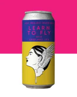LEARN TO FLY - IPA – NEW ENGLAND / HAZY 🕊️ 𝐋𝐄𝐀𝐑𝐍 𝐓𝐎 𝐅𝐋𝐘 - 🔍 *𝐄𝐒𝐏𝐄𝐂𝐈𝐅𝐈𝐂𝐀𝐂̧𝐀̃𝐎 𝐃𝐀 𝐂𝐄𝐑𝐕𝐄𝐉𝐀:* - 🍺 *𝐄𝐒𝐓𝐈𝐋𝐎:* 𝐈𝐏𝐀 – 𝐍𝐄𝐖 𝐄𝐍𝐆𝐋𝐀𝐍𝐃 / 𝐇𝐀𝐙𝐘 - 🧪 *𝐓𝐄𝐎𝐑 𝐀𝐋𝐂𝐎𝐎𝐋𝐈𝐂𝐎:* 6,6% 𝐀𝐁𝐕 - 🍃 *𝐀𝐌𝐀𝐑𝐆𝐎𝐑:* 38 𝐈𝐁𝐔 - 🌿 *𝐋𝐔́𝐏𝐔𝐋𝐎𝐒:* 𝘎𝘢𝘭𝘢𝘹𝘺, 𝘊𝘪𝘵𝘳𝘢, 𝘔𝘰𝘴𝘢𝘪𝘤, 𝘊𝘢𝘴𝘤𝘢𝘥𝘦, 𝘊𝘰𝘭𝘶𝘮𝘣𝘶𝘴 - 🌾 *𝐏𝐄𝐑𝐅𝐈𝐋:* 𝘈𝘣𝘢𝘤𝘢𝘹𝘪, 𝘔𝘢𝘳𝘢𝘤𝘶𝘫𝘢́, 𝘗𝘦̂𝘴𝘴𝘦𝘨𝘰, 𝘊𝘳𝘦𝘮𝘰𝘴𝘪𝘥𝘢𝘥𝘦 🕊️ Um voo de frutas amarelas maduras – abacaxi, maracujá e pêssego – sobre uma base sedosa e cremosa. A *Learn to Fly* é uma New England IPA de drinkability elevado, que equilibra ligeiro amargor com camadas frutadas intensas, graças a um blend potente de lúpulos. Um clássico moderno da Joy para quem curte levantar voo.