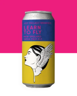 LEARN TO FLY - New England IPA / Hazy Complexidade de frutas amarelas trazendo em evidência abacaxi, maracujá e pêssego. Corpo sedoso e cremoso, acompanhado de ligeiro amargor, completam o conjunto e tornam o drinkability ainda maior. Especificações da Cerveja: Tipo: New England IPA / Hazy Teor Alcoólico: 6,6% ABV Amargor: 38 IBU Lúpulos: Galaxy, Mosaic, Citra, Cascade, Columbus