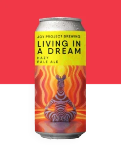 Living In a Dream - Pale Ale - New England Living In a Dream - Pale Ale - New England cativa com sua turbidez intensa e amargor pronunciado, acompanhados de notas resinosas de pinho e uma picância distinta. Os toques de frutas cítricas e tropicais adicionam vivacidade, proporcionando uma experiência sensorial memorável e cheia de personalidade. Especificações da Cerveja: Tipo: Living In a Dream - Pale Ale - New England Teor Alcoólico: 5,9% ABV Amargor: 45 IBU Lúpulos: Citra, Cascade, Columbus