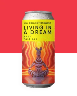 Living In a Dream - Pale Ale - New England Living In a Dream - Pale Ale - New England cativa com sua turbidez intensa e amargor pronunciado, acompanhados de notas resinosas de pinho e uma picância distinta. Os toques de frutas cítricas e tropicais adicionam vivacidade, proporcionando uma experiência sensorial memorável e cheia de personalidade. Especificações da Cerveja: Tipo: Living In a Dream - Pale Ale - New England Teor Alcoólico: 5,9% ABV Amargor: 45 IBU Lúpulos: Citra, Cascade, Columbus