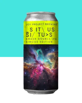 S.I.T.U.S - Simcoe Edition - DOUBLE IPA Descrição Geral Simplicity Is The Ultimate Sophistication. Dando sequência ao nosso projeto de sMaSh Double IPA, chegou a vez de outro queridíssimo nosso: Simcoe. Envolto em um base de Maris Otter Extra Pale, é o casamento perfeito! Como forma de trazer complexidade em algo simples, usamos diversas técnicas durante a brassagem e também durante a lupulagem/dry hopping Especificações da Cerveja Tipo: Double IPA Teor Alcoólico: 8.0% ABV Amargor: 35 IBU Perfil: resinosa, dank, grapefruit  