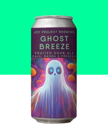 GHOST BREEZE - FRUITED SOUR Ghost Breeze é uma Fruited Sour vibrante, que combina caju, manga e pêssego em uma explosão de frutas exóticas. Com uma acidez equilibrada e um amarelo marcante, cada gole revela sabores intensos que distorcem a percepção. Como um fantasma que aparece de repente, deixa sua presença e desaparece, deixando só a lembrança. Especificações da Cerveja: Tipo: Fruited Sour Teor Alcoólico: 5.5% ABV Amargor: 3 IBU Perfil: Acidez Lática, Caju, Manga, Pêssego