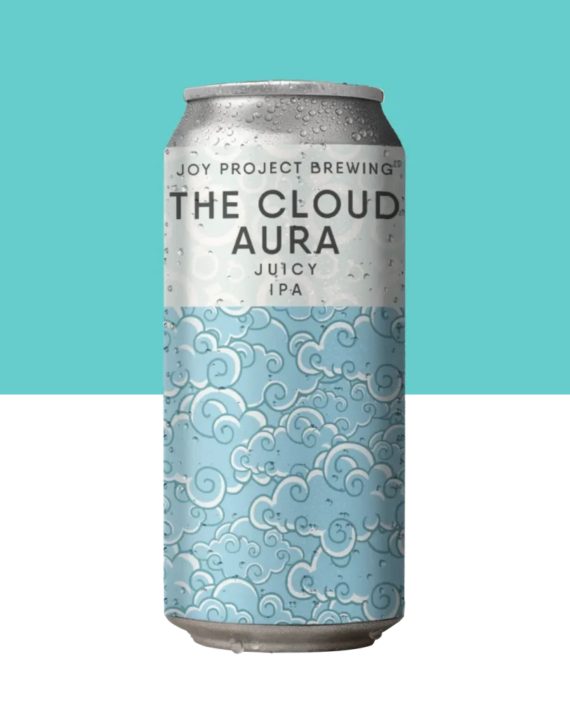 THE CLOUD AURA - NEW ENGLAND IPA Com corpo denso e aparência turva, surpreende pelos aromas de laranja e baunilha, seguidos por notas de tangerina e toques sutis de limão. No paladar, o amargor persistente e a leve picância equilibram o dulçor suave, proporcionando uma experiência gustativa intensa e bem definida. Cada gole carrega a essência de uma aura que envolve as nuvens, revelando camadas de sabores tropicais marcantes. Especificações da Cerveja: Tipo: NEW ENGLAND IPA Teor Alcoólico: 6.6% ABV Amargor: 30 IBU Lúpulos: Lotus, Mandarina Bavaria