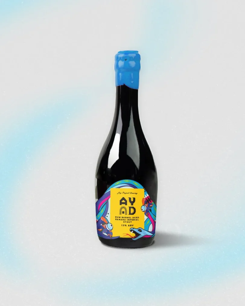 A.y.a.d 2025 - Ba Imperial Stout Another Year Another Dale 2025 🍌🥃 𝐑𝐔𝐌 𝐁.𝐀. 𝐁𝐀𝐍𝐀𝐍𝐀 𝐈𝐌𝐏𝐄𝐑𝐈𝐀𝐋 𝐒𝐓𝐎𝐔𝐓 - 🔍 𝐄𝐒𝐏𝐄𝐂𝐈𝐅𝐈𝐂𝐀𝐂𝐀𝐎 𝐃𝐀 𝐂𝐄𝐑𝐕𝐄𝐉𝐀: - 🍺 𝐄𝐒𝐓𝐈𝐋𝐎: Imperial Stout Barrel Aged - 🧪 𝐓𝐄𝐎𝐑 𝐀𝐋𝐂𝐎𝐎𝐋𝐈𝐂𝐎: 13% Abv - 🪵 𝐄𝐍𝐕𝐄𝐋𝐇𝐄𝐂𝐈𝐌𝐄𝐍𝐓𝐎: 1 Ano Em Barris De Rum Em Carvalho - 🌰 𝐏𝐄𝐑𝐅𝐈𝐋: Oak Rum Barrel, Cacau, Banana Passas - 🍾 𝐆𝐀𝐑𝐑𝐀𝐅𝐀: 330 Ml - 🔥 𝐄𝐃𝐈𝐂̧𝐀̃𝐎 𝐋𝐈𝐌𝐈𝐓𝐀𝐃𝐀: Pouquíssimas Unidades 🍌🥃 Uma Imperial Stout Potente, Encorpada E Envolvente. Envelhecida Por 1 Ano Em Barris De Carvalho Que Antes Armazenaram Rum, Revela Notas Profundas De Cacau E A Doçura Elegante Da Banana Passa. Criada Exclusivamente Para O Aniversário De 7 Anos Da Joy.
