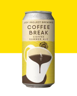 COFFEE BREAK - COFFEE SUMMER ALE - 🔍 ESPECIFICACAO DA CERVEJA: - 🍺 ESTILO: Coffee Summer Ale - 🧪 TEOR ALCOOLICO: 4,3% ABV - 🍃 IBU: 18 - 🌾 PERFIL: leve, cold brew, refrescante, frutada ☕ Coffee Break é uma cerveja clara e dourada que engana no primeiro gole. O aroma lembra uma stout, com notas intensas de café, mas o que vem depois é leveza e refrescância. Feita no estilo summer ale, ela recebe café do Moka Clube, trazendo um sabor que surpreende: parece café gelado, mas é cerveja. Não pesa, não cansa — é fácil de beber e cheia de personalidade. Uma cerveja feita pra quebrar a lógica. Coffee Break é o intervalo mais inesperado do seu copo.