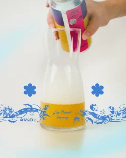 COPO DECANTER A.Y.A.D 2025 Faça a compra antecipada do seu  COPO DECANTER A.Y.A.D 2024 até o dia 21/03 até as 23:59, com o primeiro refil incluso de Cream IPA  como Boas-vindas. Vai ser aquela loucurada das 14h às 23h, OU SEJA, quase 10h pra todo mundo meter o loco por aqui 🎸 @bandabailebrasa🎤 @rockfellers_banda🎧 @rauth___🔥 @bandahawks Para matar a sede, um tap INCRÍVEL com  21 torneiras diversas de cervejas exclusivas e 6 convidadas das cervejarias mais ph#d@s do Brasil.