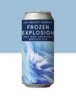 FROZEN EXPLOSION -  DH AMERICAN BLOND ALE - 🔍 𝐄𝐒𝐏𝐄𝐂𝐈𝐅𝐈𝐂𝐀𝐂𝐀𝐎 𝐃𝐀 𝐂𝐄𝐑𝐕𝐄𝐉𝐀: - 🍺 𝐄𝐒𝐓𝐈𝐋𝐎: 𝙳𝚛𝚢 𝙷𝚘𝚙 𝙰𝚖𝚎𝚛𝚒𝚌𝚊𝚗 𝙱𝚕𝚘𝚗𝚍 𝙰𝚕𝚎 - 🧪 𝐓𝐄𝐎𝐑 𝐀𝐋𝐂𝐎𝐎𝐋𝐈𝐂𝐎: 4,5% 𝐀𝐁𝐕 - 🍃 𝐈𝐁𝐔: 30 - 🌿 𝐋𝐔𝐏𝐔𝐋𝐎𝐒: Mosaic, Cascade - 🌾 𝐏𝐄𝐑𝐅𝐈𝐋: 𝚏𝚛𝚞𝚝𝚊𝚜 𝚊𝚖𝚊𝚛𝚎𝚕𝚊𝚜, 𝚍𝚛𝚒𝚗𝚔𝚊𝚋𝚒𝚕𝚒𝚝𝚢, 𝚕𝚎𝚟𝚎 > ❄️ 𝙵𝚛𝚘𝚣𝚎𝚗 𝙴𝚡𝚙𝚕𝚘𝚜𝚒𝚘𝚗 é uma American Blond Ale feita para surpreender logo no primeiro gole. Leve, refrescante e dourada, ela recebe dry hopping com os lúpulos Mosaic e Cascade, que entregam aromas marcantes de frutas amarelas e notas cítricas suaves. A explosão vem gelada, limpa e rápida — como um choque de frescor no paladar. 𝙵𝚛𝚘𝚣𝚎𝚗 𝙴𝚡𝚙𝚕𝚘𝚜𝚒𝚘𝚗 é o tipo de cerveja que desce fácil, mas deixa sua marca com um final aromático e vibrante.