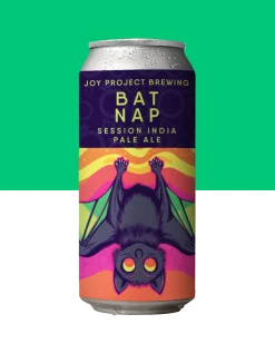 BAT NAP - SESSION IPA BAT NAP - 🔍 𝐄𝐒𝐏𝐄𝐂𝐈𝐅𝐈𝐂𝐀𝐂̧𝐀̃𝐎 𝐃𝐀 𝐂𝐄𝐑𝐕𝐄𝐉𝐀: - 🍺 𝐄𝐒𝐓𝐈𝐋𝐎: 𝐒𝐄𝐒𝐒𝐈𝐎𝐍 𝐈𝐏𝐀 - 🧪 𝐓𝐄𝐎𝐑 𝐀𝐋𝐂𝐎𝐎́𝐋𝐈𝐂𝐎: 4,5% 𝐀𝐁𝐕 - 🍃 𝐀𝐌𝐀𝐑𝐆𝐎𝐑: 45 𝐈𝐁𝐔 - 🌿 𝐋𝐔́𝐏𝐔𝐋𝐎𝐒: 𝘚𝘪𝘮𝘤𝘰𝘦, 𝘊𝘪𝘵𝘳𝘢, 𝘈𝘮𝘢𝘳𝘪𝘭𝘭𝘰 - 🌾 𝐏𝐄𝐑𝐅𝐈𝐋: 𝘍𝘳𝘶𝘵𝘢𝘴 𝘤í𝘵𝘳𝘪𝘤𝘢𝘴, 𝘮𝘢𝘳𝘢𝘤𝘶𝘫𝘢́, 𝘧𝘭𝘰𝘳𝘢𝘭, 𝘣𝘪𝘴𝘤𝘰𝘪𝘵𝘰 🦇 O morcego passa a noite em movimento, mas sabe a hora de pendurar as asas. Bat Nap é a SESSION IPA que acompanha esse ritmo: aromas cítricos e tropicais no primeiro gole, notas suaves de biscoito no fundo, corpo leve e amargor equilibrado. Uma pausa rápida, precisa, pra recarregar e voltar ao voo — porque até quem domina a noite precisa de um intervalo.