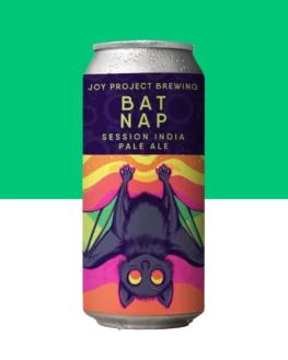 BAT NAP - SESSION IPA BAT NAP - 🔍 𝐄𝐒𝐏𝐄𝐂𝐈𝐅𝐈𝐂𝐀𝐂̧𝐀̃𝐎 𝐃𝐀 𝐂𝐄𝐑𝐕𝐄𝐉𝐀: - 🍺 𝐄𝐒𝐓𝐈𝐋𝐎: 𝐒𝐄𝐒𝐒𝐈𝐎𝐍 𝐈𝐏𝐀 - 🧪 𝐓𝐄𝐎𝐑 𝐀𝐋𝐂𝐎𝐎́𝐋𝐈𝐂𝐎: 4,5% 𝐀𝐁𝐕 - 🍃 𝐀𝐌𝐀𝐑𝐆𝐎𝐑: 45 𝐈𝐁𝐔 - 🌿 𝐋𝐔́𝐏𝐔𝐋𝐎𝐒: 𝘚𝘪𝘮𝘤𝘰𝘦, 𝘊𝘪𝘵𝘳𝘢, 𝘈𝘮𝘢𝘳𝘪𝘭𝘭𝘰 - 🌾 𝐏𝐄𝐑𝐅𝐈𝐋: 𝘍𝘳𝘶𝘵𝘢𝘴 𝘤í𝘵𝘳𝘪𝘤𝘢𝘴, 𝘮𝘢𝘳𝘢𝘤𝘶𝘫𝘢́, 𝘧𝘭𝘰𝘳𝘢𝘭, 𝘣𝘪𝘴𝘤𝘰𝘪𝘵𝘰 🦇 O morcego passa a noite em movimento, mas sabe a hora de pendurar as asas. Bat Nap é a SESSION IPA que acompanha esse ritmo: aromas cítricos e tropicais no primeiro gole, notas suaves de biscoito no fundo, corpo leve e amargor equilibrado. Uma pausa rápida, precisa, pra recarregar e voltar ao voo — porque até quem domina a noite precisa de um intervalo.