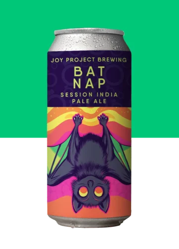 BAT NAP - SESSION IPA BAT NAP - 🔍 𝐄𝐒𝐏𝐄𝐂𝐈𝐅𝐈𝐂𝐀𝐂̧𝐀̃𝐎 𝐃𝐀 𝐂𝐄𝐑𝐕𝐄𝐉𝐀: - 🍺 𝐄𝐒𝐓𝐈𝐋𝐎: 𝐒𝐄𝐒𝐒𝐈𝐎𝐍 𝐈𝐏𝐀 - 🧪 𝐓𝐄𝐎𝐑 𝐀𝐋𝐂𝐎𝐎́𝐋𝐈𝐂𝐎: 4,5% 𝐀𝐁𝐕 - 🍃 𝐀𝐌𝐀𝐑𝐆𝐎𝐑: 45 𝐈𝐁𝐔 - 🌿 𝐋𝐔́𝐏𝐔𝐋𝐎𝐒: 𝘚𝘪𝘮𝘤𝘰𝘦, 𝘊𝘪𝘵𝘳𝘢, 𝘈𝘮𝘢𝘳𝘪𝘭𝘭𝘰 - 🌾 𝐏𝐄𝐑𝐅𝐈𝐋: 𝘍𝘳𝘶𝘵𝘢𝘴 𝘤í𝘵𝘳𝘪𝘤𝘢𝘴, 𝘮𝘢𝘳𝘢𝘤𝘶𝘫𝘢́, 𝘧𝘭𝘰𝘳𝘢𝘭, 𝘣𝘪𝘴𝘤𝘰𝘪𝘵𝘰 🦇 O morcego passa a noite em movimento, mas sabe a hora de pendurar as asas. Bat Nap é a SESSION IPA que acompanha esse ritmo: aromas cítricos e tropicais no primeiro gole, notas suaves de biscoito no fundo, corpo leve e amargor equilibrado. Uma pausa rápida, precisa, pra recarregar e voltar ao voo — porque até quem domina a noite precisa de um intervalo.