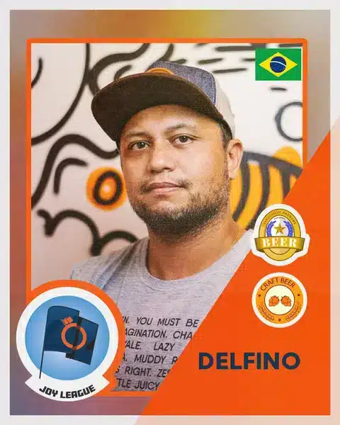 Everton Delfino em retrato na fábrica Joy Project Brewing, com camiseta cinza e boné