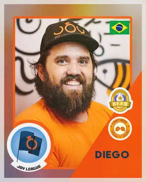 Diego Nery sorrindo, usando camiseta laranja, na Joy Project Brewing