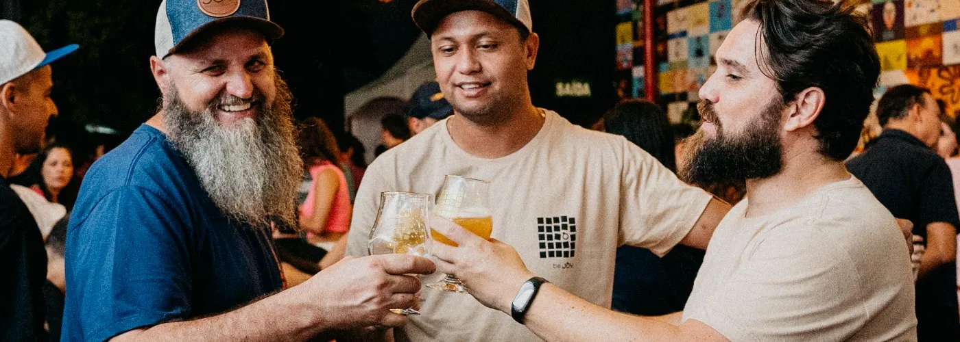 Cervejaria artesanal em Curitiba – Fundadores da Joy brindando durante evento na fábrica