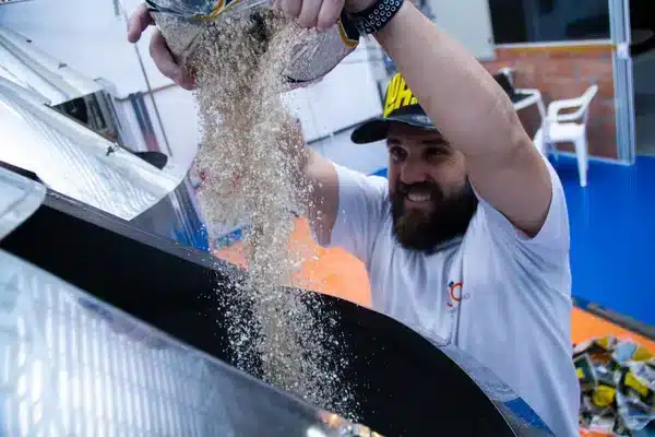 Produção artesanal de cervejas na Joy Project Brewing, com mestre cervejeiro adicionando ingredientes no processo