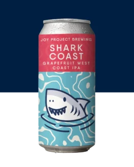  SHARK COAST - WEST COAST IPA GRAPEFRUIT - 🔍 ESPECIFICAÇÃO DA CERVEJA:   - 🍺 ESTILO: West Coast IPA (Grapefruit)   - 🧪 TEOR ALCOÓLICO: 6,8% ABV   - 🍃 AMARGOR: 60 IBU   - 🌿 LÚPULOS: Columbus, Chinook, Citra, Amarillo   - 🍊 PERFIL: Cítrico, Resinoso, Dry, Grapefruit 🦈 Shark Coast é uma West Coast IPA forjada no espírito da costa californiana — berço do estilo e lar dos grandes tubarões. Com casca de toranja e uma carga potente de lúpulos old school, entrega amargor seco, resina firme e cítrico vibrante. Uma cerveja afiada como os predadores que inspiram seu nome.