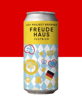 FREUDE HAUS - OKTOBERFEST 🔍 ESPECIFICAÇÃO DA CERVEJA: 🍺 ESTILO: Festbier (Oktoberfest) 🧪 TEOR ALCOÓLICO: 6.3% ABV 🍃 AMARGOR: 27 IBU 🌾 PERFIL: Pão fresco, floral de lúpulos nobres, casca de pão, refrescante 🥨 Festbier da Joy para a Oktoberfest: dourada, límpida e com espuma cremosa e persistente. Aroma de casca de pão saindo do forno, com toque floral de lúpulos nobres. Feita com 100% de maltes alemães Weyermann e longo período de lagering para máxima elegância — perfeita para manter a caneca cheia e celebrar longos “Prost!” no salão.