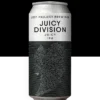 JUICY DIVISION - NEW ENGLAND IPA 🔍 ESPECIFICAÇÃO DA CERVEJA: 🍺 ESTILO: New England IPA (Juicy IPA) 🧪 TEOR ALCOÓLICO: 7,1% ABV 🍃 AMARGOR: 50 IBU 🌿 LÚPULOS: Citra, Mosaic 🍊 PERFIL: Tropical, cítrico, macio, suculento 🎶 Juicy Division é a New England IPA da Joy Project inspirada no clássico visual do Unknown Pleasures, agora reinterpretado com as ondas da cidade de Curitiba. Turva, macia e intensa, traz a explosão sensorial das Juicy IPAs: camadas tropicais, cítricas e envolventes que se sobrepõem como linhas sonoras. Uma homenagem que une Joy Division e Joy Project em uma mesma frequência — onde a cidade, a música e a cerveja vibram em sintonia.