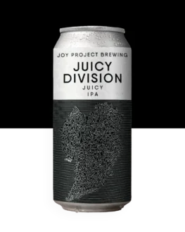 JUICY DIVISION - NEW ENGLAND IPA 🔍 ESPECIFICAÇÃO DA CERVEJA: 🍺 ESTILO: New England IPA (Juicy IPA) 🧪 TEOR ALCOÓLICO: 7,1% ABV 🍃 AMARGOR: 50 IBU 🌿 LÚPULOS: Citra, Mosaic 🍊 PERFIL: Tropical, cítrico, macio, suculento 🎶 Juicy Division é a New England IPA da Joy Project inspirada no clássico visual do Unknown Pleasures, agora reinterpretado com as ondas da cidade de Curitiba. Turva, macia e intensa, traz a explosão sensorial das Juicy IPAs: camadas tropicais, cítricas e envolventes que se sobrepõem como linhas sonoras. Uma homenagem que une Joy Division e Joy Project em uma mesma frequência — onde a cidade, a música e a cerveja vibram em sintonia.