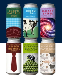 CERVEJAS DISPONÍVEIS Seleção com as cervejas artesanais mais novas da Joy, em edição limitada e com rotação contínua de rótulos recém-produzidos. 🫐 GALAXY BREEZE 🍺 Fruited Sour • 🧪 5,5% ABV • 🍃 3 IBU • 🫐 Framboesa & Mirtilo Ácida, seca, fruta vermelha, berries maduros Framboesa intensa com acidez limpa, combinada com mirtilo trazendo doçura natural. Final seco e equilibrado. 🐀 JOY PROBLEM BDAY CAKE 🍺 Quad New England IPA • 🧪 11,2% ABV • 🍃 60 IBU • 🌱 Simcoe, Strata, Citra Turva, intensa, suculenta, resinosa Explosão de frutas amarelas e cítricas com alto teor alcoólico e intensidade máxima. Perfil suculento com final resinoso. 🐄 CREAM IPA 2026 🍺 Oat American IPA • 🧪 6,2% ABV • 🍃 50 IBU • 🌱 Mosaic, Amarillo Macia, cremosa, cítrica, frutada Textura aveludada com frutas amarelas e cítricas. Equilíbrio entre cremosidade e amargor. 👔 NELSON THE BOSS 🍺 Double Juicy IPA • 🧪 8,7% ABV • 🍃 40 IBU • 🌱 Nelson Sauvin Turva, suculenta, vinhoso, aveludado Notas de uva verde e frutas brancas com corpo macio e final elegante. 🥨 KLAR’N KALT PILS 🍺 German Pils • 🧪 5,2% ABV • 🍃 30 IBU • 🌱 Hallertauer Mittelfrüh, Select Spalt Clara, leve, seca, herbal Pils clássica com final seco, amargor limpo e perfil floral e herbal. 🐶 DOGS FIRST. PEOPLE LATER. 🍺 Double IPA • 🧪 8,9% ABV • 🍃 80 IBU • 🌱 Columbus (Tomahawk), El Dorado, Citra Cítrica, intensa, leve resina, corpo cheio Double IPA intensa e aromática, com frutas cítricas, toque resinoso, corpo cheio e amargor firme, limpo e persistente.