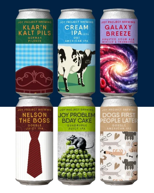 CERVEJAS DISPONÍVEIS Seleção com as cervejas artesanais mais novas da Joy, em edição limitada e com rotação contínua de rótulos recém-produzidos. 🫐 GALAXY BREEZE 🍺 Fruited Sour • 🧪 5,5% ABV • 🍃 3 IBU • 🫐 Framboesa & Mirtilo Ácida, seca, fruta vermelha, berries maduros Framboesa intensa com acidez limpa, combinada com mirtilo trazendo doçura natural. Final seco e equilibrado. 🐀 JOY PROBLEM BDAY CAKE 🍺 Quad New England IPA • 🧪 11,2% ABV • 🍃 60 IBU • 🌱 Simcoe, Strata, Citra Turva, intensa, suculenta, resinosa Explosão de frutas amarelas e cítricas com alto teor alcoólico e intensidade máxima. Perfil suculento com final resinoso. 🐄 CREAM IPA 2026 🍺 Oat American IPA • 🧪 6,2% ABV • 🍃 50 IBU • 🌱 Mosaic, Amarillo Macia, cremosa, cítrica, frutada Textura aveludada com frutas amarelas e cítricas. Equilíbrio entre cremosidade e amargor. 👔 NELSON THE BOSS 🍺 Double Juicy IPA • 🧪 8,7% ABV • 🍃 40 IBU • 🌱 Nelson Sauvin Turva, suculenta, vinhoso, aveludado Notas de uva verde e frutas brancas com corpo macio e final elegante. 🥨 KLAR’N KALT PILS 🍺 German Pils • 🧪 5,2% ABV • 🍃 30 IBU • 🌱 Hallertauer Mittelfrüh, Select Spalt Clara, leve, seca, herbal Pils clássica com final seco, amargor limpo e perfil floral e herbal. 🐶 DOGS FIRST. PEOPLE LATER. 🍺 Double IPA • 🧪 8,9% ABV • 🍃 80 IBU • 🌱 Columbus (Tomahawk), El Dorado, Citra Cítrica, intensa, leve resina, corpo cheio Double IPA intensa e aromática, com frutas cítricas, toque resinoso, corpo cheio e amargor firme, limpo e persistente.