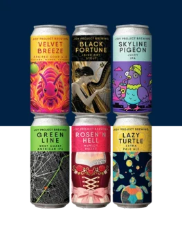 CERVEJAS DISPONÍVEIS Seleção com lançamentos Joy Project Brewing, novos rótulos e novos lotes de cervejas recém-produzidas, em edição limitada e com rotação contínua. 🐦 SKYLINE PIGEON 🍺 Juicy IPA • 🧪 7,4% ABV • 🍃 50 IBU • 🌱 Galaxy, Citra, El Dorado, Idaho #7 Turva, tropical, resinosa, persistente Turva, encorpada e macia, com cítrico maduro, fruta tropical, casca cítrica, pinho e ervas frescas. Amargor presente, equilibrado e persistente. 🥭 VELVET BREEZE 🍺 Fruited Sour • 🧪 5,5% ABV • 🍃 3 IBU • 🥭 Manga, Goiaba & Cumaru Ácida, tropical, aromática, especiarias doces Sour tropical com manga suculenta, goiaba perfumada e cumaru trazendo notas de baunilha, canela e especiarias doces. Gole macio, ácido e aromático. 🌹 ROSEN’N HELL 🍺 Munich Helles • 🧪 4,9% ABV • 🍃 19 IBU • 🌱 Hallertauer Mittelfrüh, Spalter Clara, leve, macia, floral Munich Helles clássica, clara e delicada, com notas de pão fresco, casca de pão, corpo leve, final macio e toque floral sutil. 🌈 BLACK FORTUNE 🍺 Irish Dry Stout • 🧪 4,1% ABV • 🍃 25 IBU Escura, seca, expresso, torrada Interpretação da Joy sobre as stouts clássicas, com notas de café, malte torrado, amargor firme e final seco que convida ao próximo gole. 🔄 Novos lotes disponíveis 🐢 LAZY TURTLE 🍺 Extra Pale Ale • 🧪 5,4% ABV • 🍃 40 IBU • 🌱 Citra, Cascade Leve, aromática, cítrica, floral Extra Pale Ale moderna, dourada e equilibrada, com corpo médio, lúpulos cítricos, florais e resinosos. Leve, aromática e feita para beber com facilidade. 🛤️ GREEN LINE 🍺 WC American IPA • 🧪 7% ABV • 🍃 60 IBU • 🌱 Mosaic, El Dorado Cítrica, tropical, resinosa, floral Flagship IPA da Joy, inspirada na Linha Verde de Curitiba. Traz frutas cítricas, pera madura, notas tropicais e toque resinoso, com amargor limpo e firme.